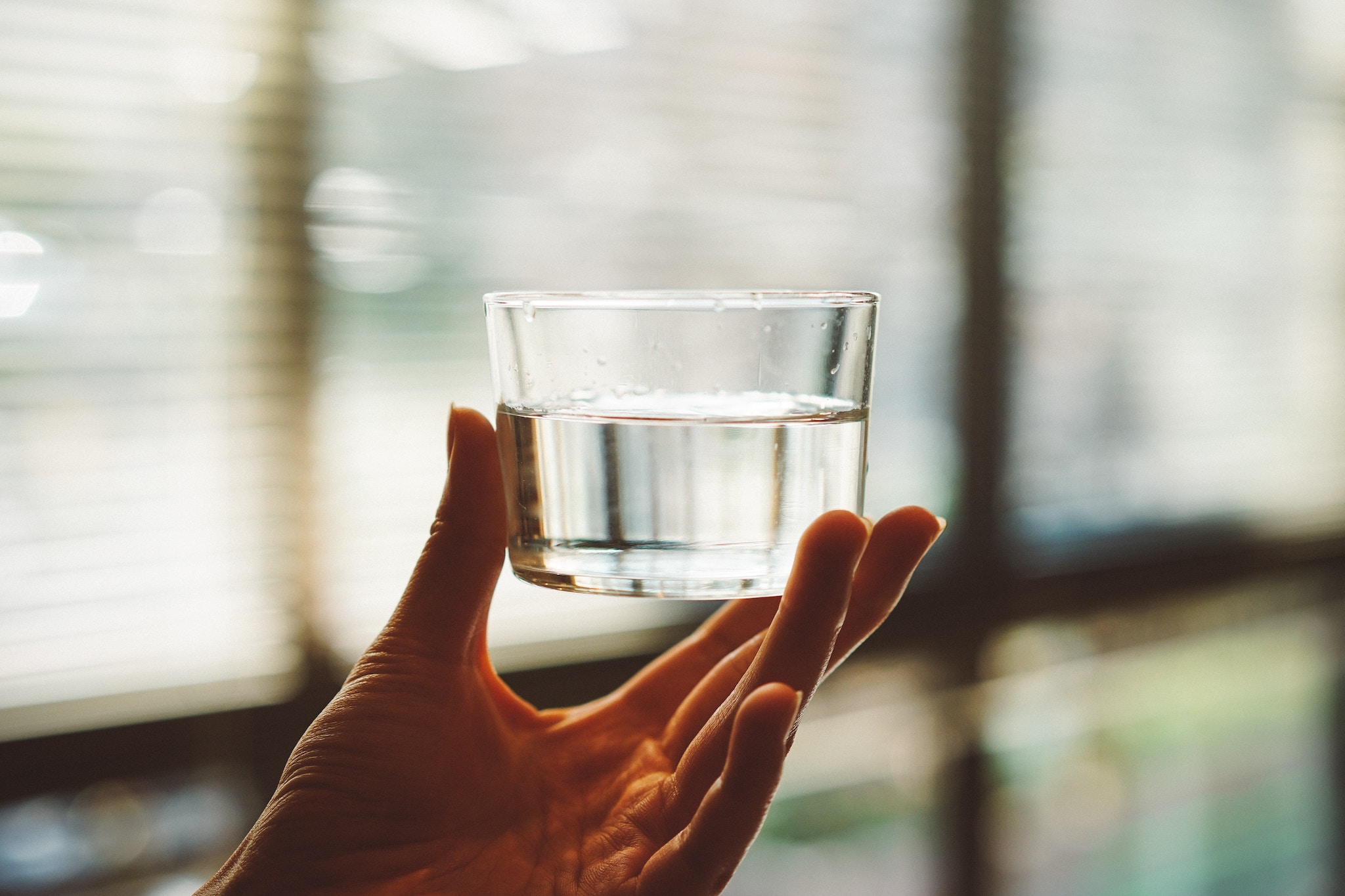 glass of water to take with melatonin to combat jet lag